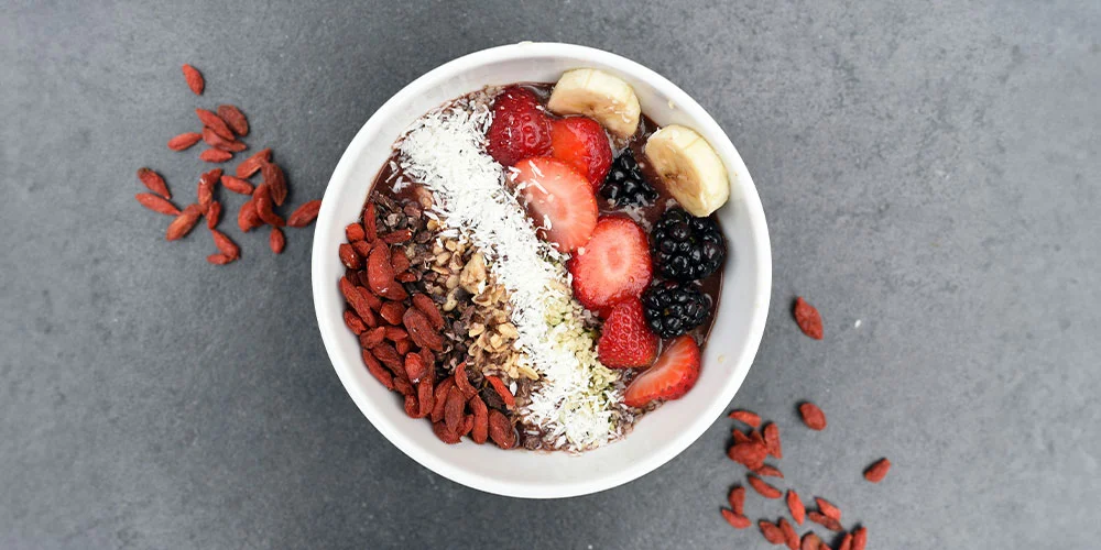 acai bowl with nuts and berreis